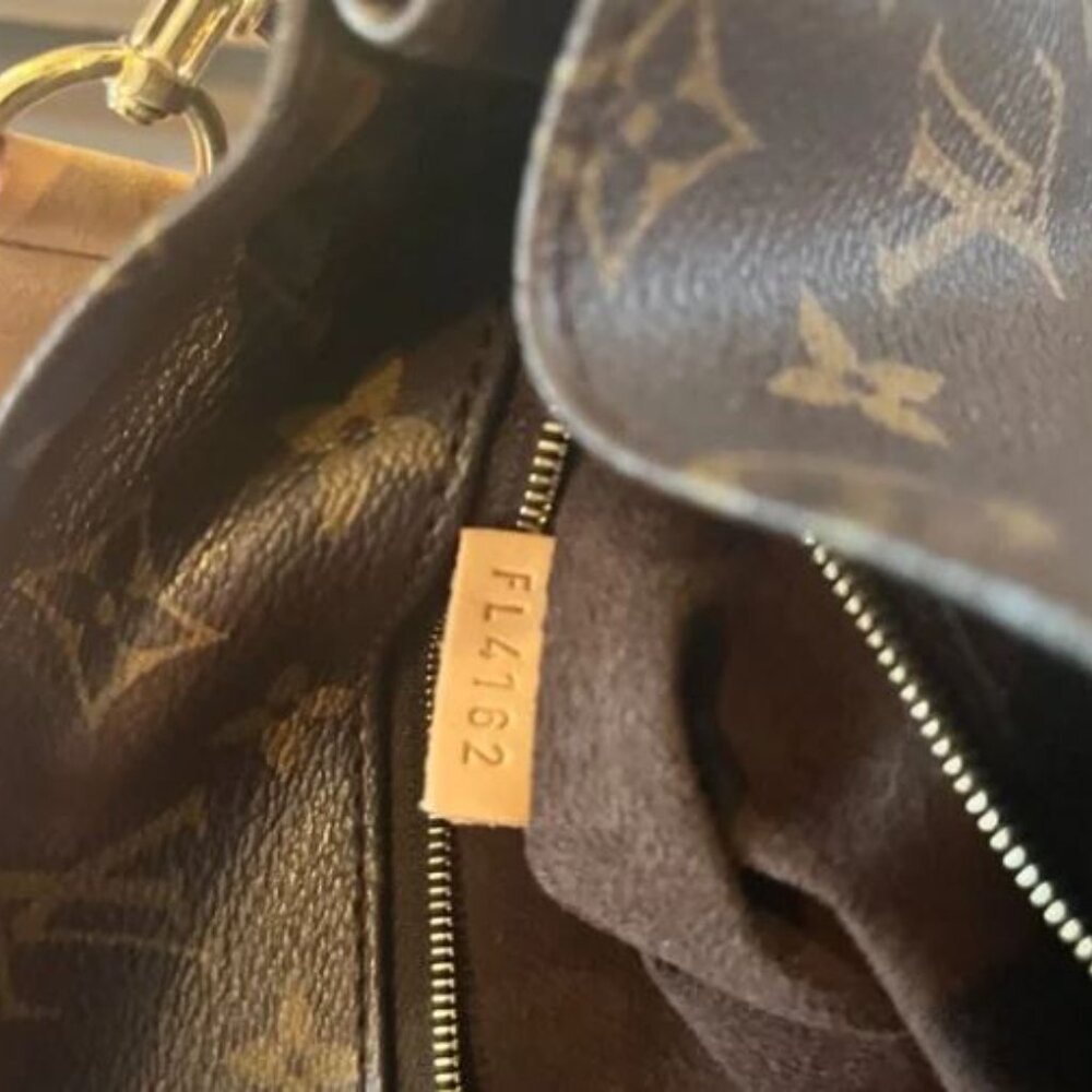 *Authentic* Louis Vuitton Hobo Metis - Picture 4 of 9